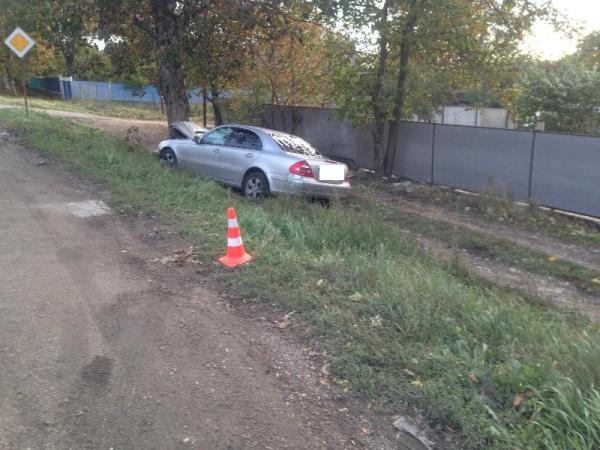 На Ставрополье «Мерседес» врезался в дерево, пострадали четыре человека